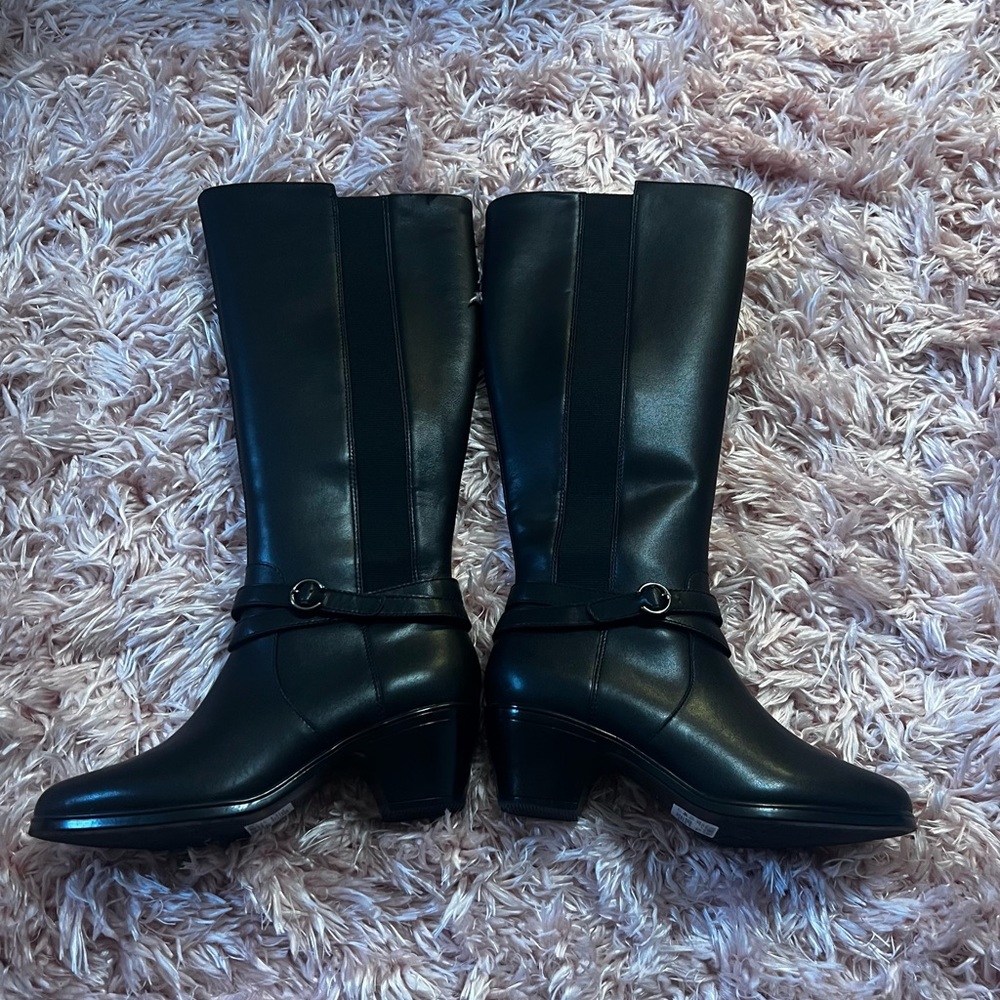 Sleek Black Heeled Boots for Women